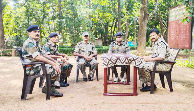 एसपी ने किया नक्सल प्रभावित बोराई थाने, सीआरपीएफ, सीएएफ कैंप बहीगांव का निरीक्षण