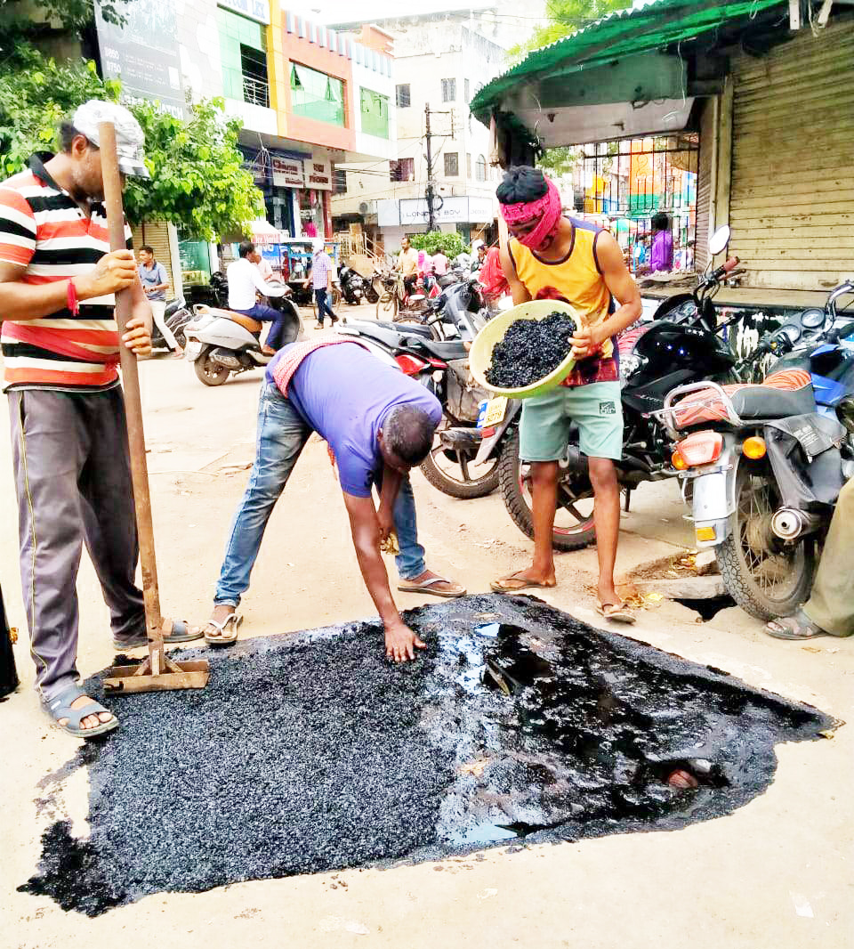 शहर की सडक़ों के गड्ढों में पेंच वर्क शहर की सडक़ों के गड्ढों में पेंच वर्क