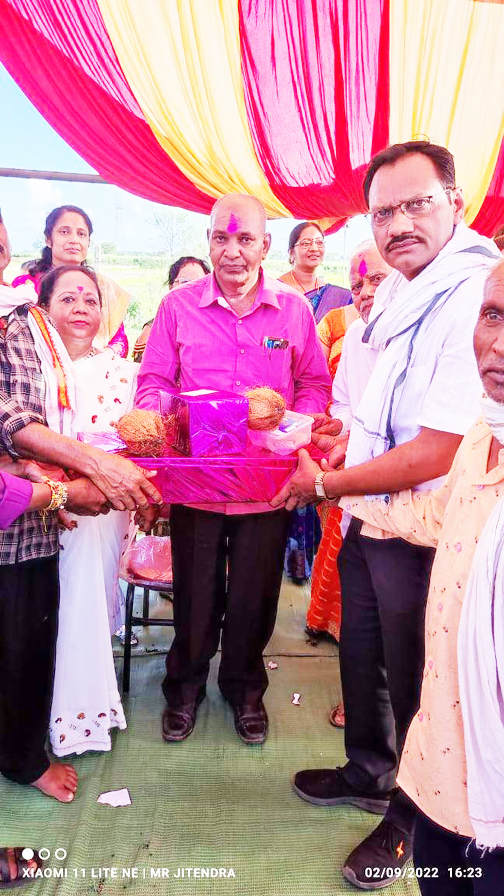 सेवानिवृत्त व्याख्याता को दी विदाई सेवानिवृत्त व्याख्याता को दी विदाई