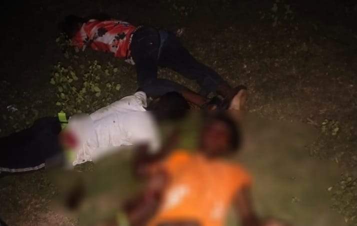 वाहन की टक्कर से 2 मौतें, मुआवजा व चालक को पकडऩे की मांग को ले ग्रामीणों ने आधे घंटे तक नहीं उठाने दिया शव, समझाइश पर माने