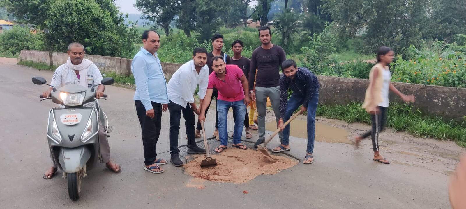 शिक्षा मंत्री के विवादित बयान के बाद भाजयुमो ने सडक़ में रोपा लगाया, गड्ढों को भरा