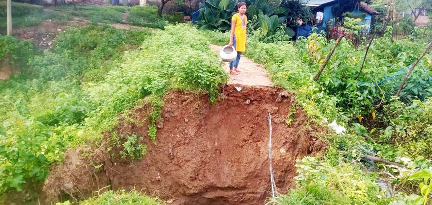 मूसलाधार बारिश से तालाब का मेड़ टूटा, 52 घरों की आवाजाही बाधित