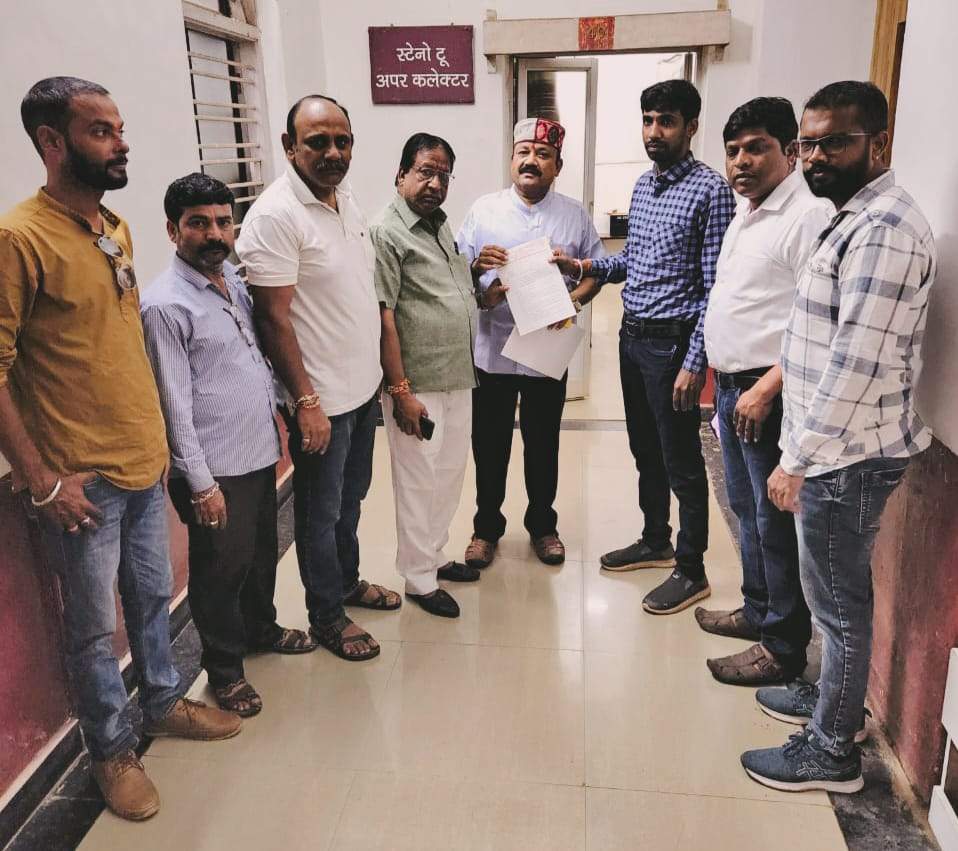 लचर यात्री परिवहन व्यवस्था सुधारने आरटीओ से मिले भाजपा नेता, सौंपा ज्ञापन