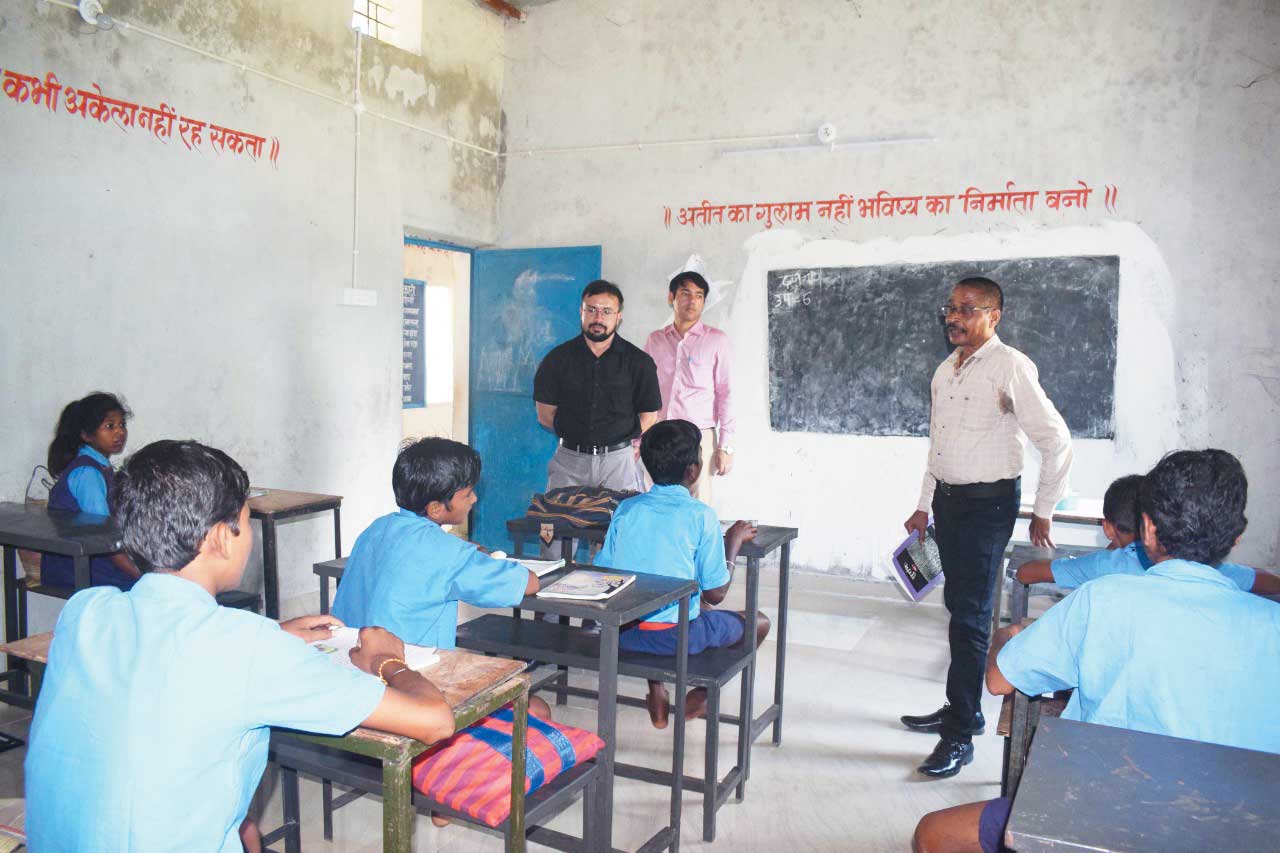 घोटपाल में शिक्षक को नोटिस कलेक्टर ने स्कूल का लिया जायजा