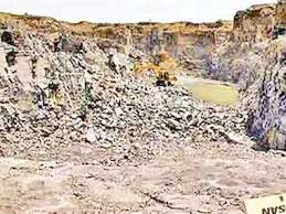  खदान में ब्लास्टिंग से दीवारों में पड़ रही दरारें, गांवों तक पहुंच रहे पत्थर के टुकड़े
