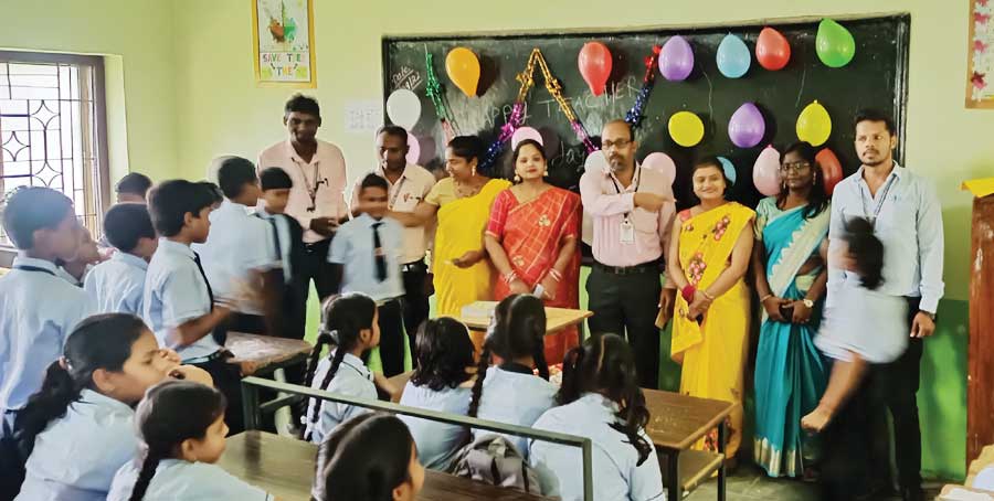 आत्मानंद विद्यालय में धूमधाम से मना शिक्षक दिवस