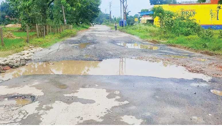 जर्जर सडक़ों पर लगातार हो रही दुर्घटनाएं, कई आंदोलन के बावजूद नहीं बन पा रही सडक़