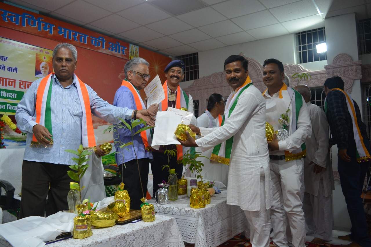 किसी भी कार्य को अथक मेहनत और लगन से करें तो मंजिल तक अवश्य पहुँच जाएंगे-कुलपति