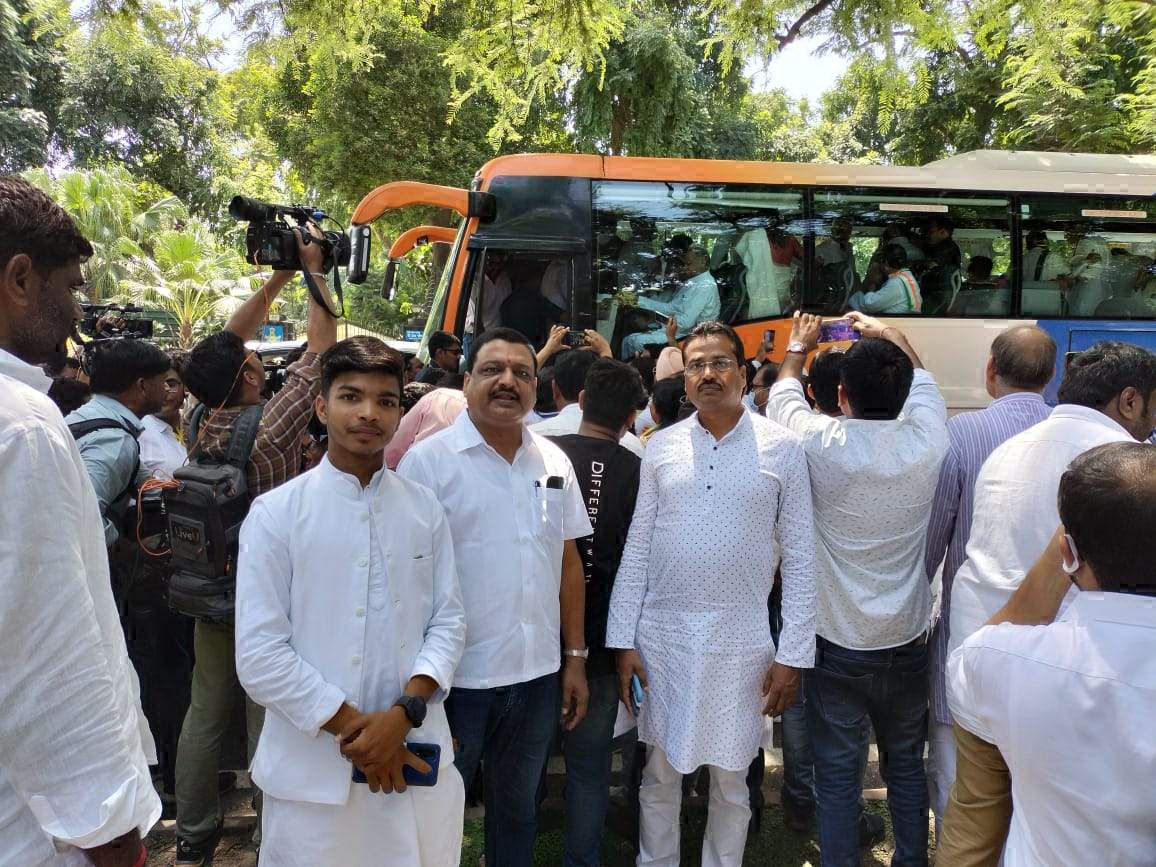 दिल्ली में महंगाई के खिलाफ हल्ला बोल में सरगुजा के नेता हुए शामिल