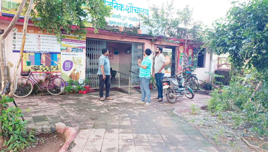 व्यवस्था में सुधार लाने, शौचालयों, बस स्टैंड का आयुक्त ने किया निरीक्षण