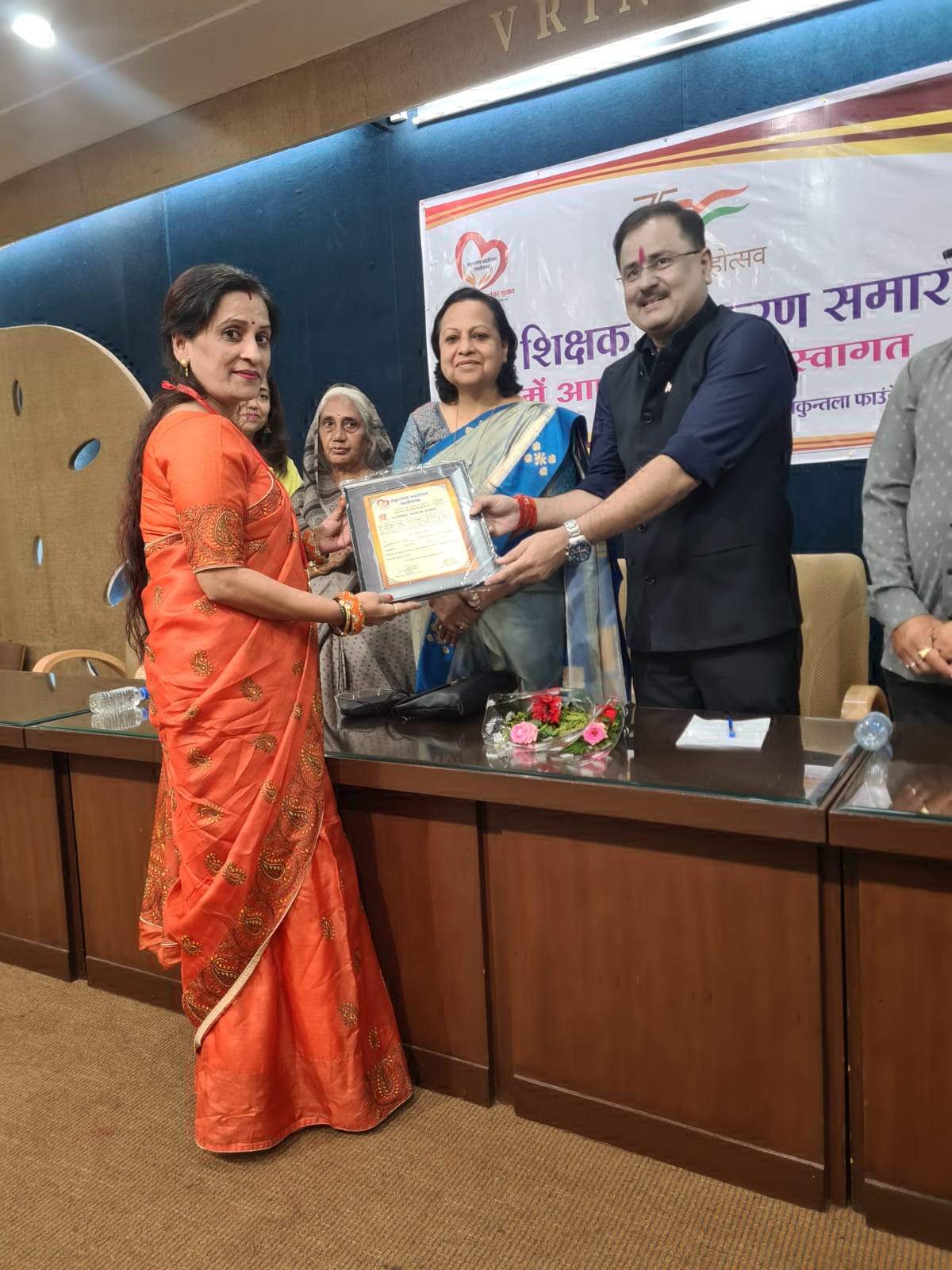 डॉ. गीता सिंह और डॉ. आनन्द सिंह सम्मानित