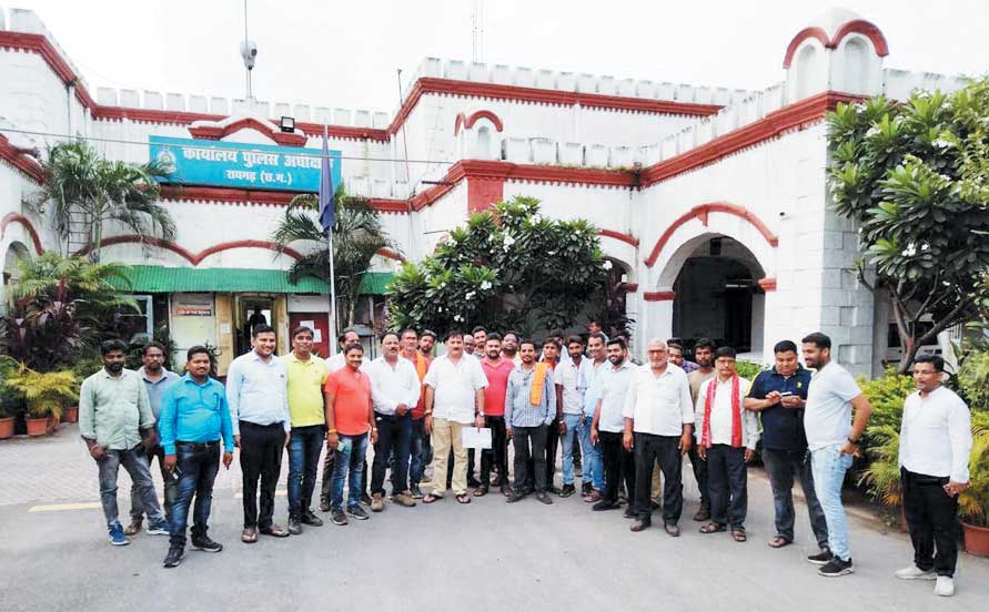 लगातार हो रही चोरियों पर कार्रवाई करने की मांग