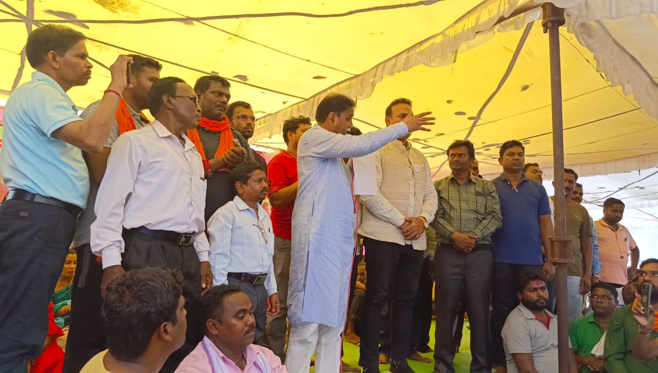 दैवेभो कर्मियों से पुलिसिया मारपीट, मूणत पहुंचे किया विरोध दैवेभो कर्मियों से पुलिसिया मारपीट, मूणत पहुंचे किया विरोध