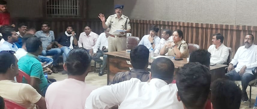 शांति समिति की बैठक में राजनीतिक खींचतान