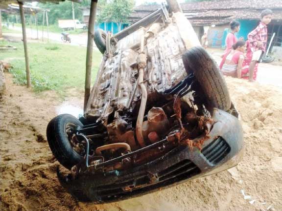 कार अनियंत्रित होकर घर में घुसी, बड़ा हादसा टला