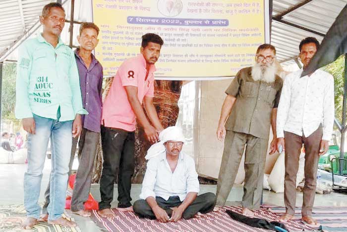 न्याय के लिए जीवित पिता के सिर पर बेटे ने बांधा कफन न्याय के लिए जीवित पिता के सिर पर बेटे ने बांधा कफन