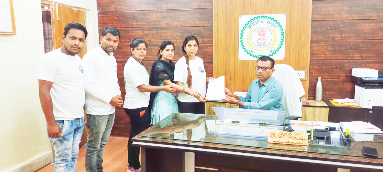 महिलाओं पर हो रहे अत्याचारों पर नियंत्रण के लिए राष्ट्रपति के नाम कलेक्टर को ज्ञापन