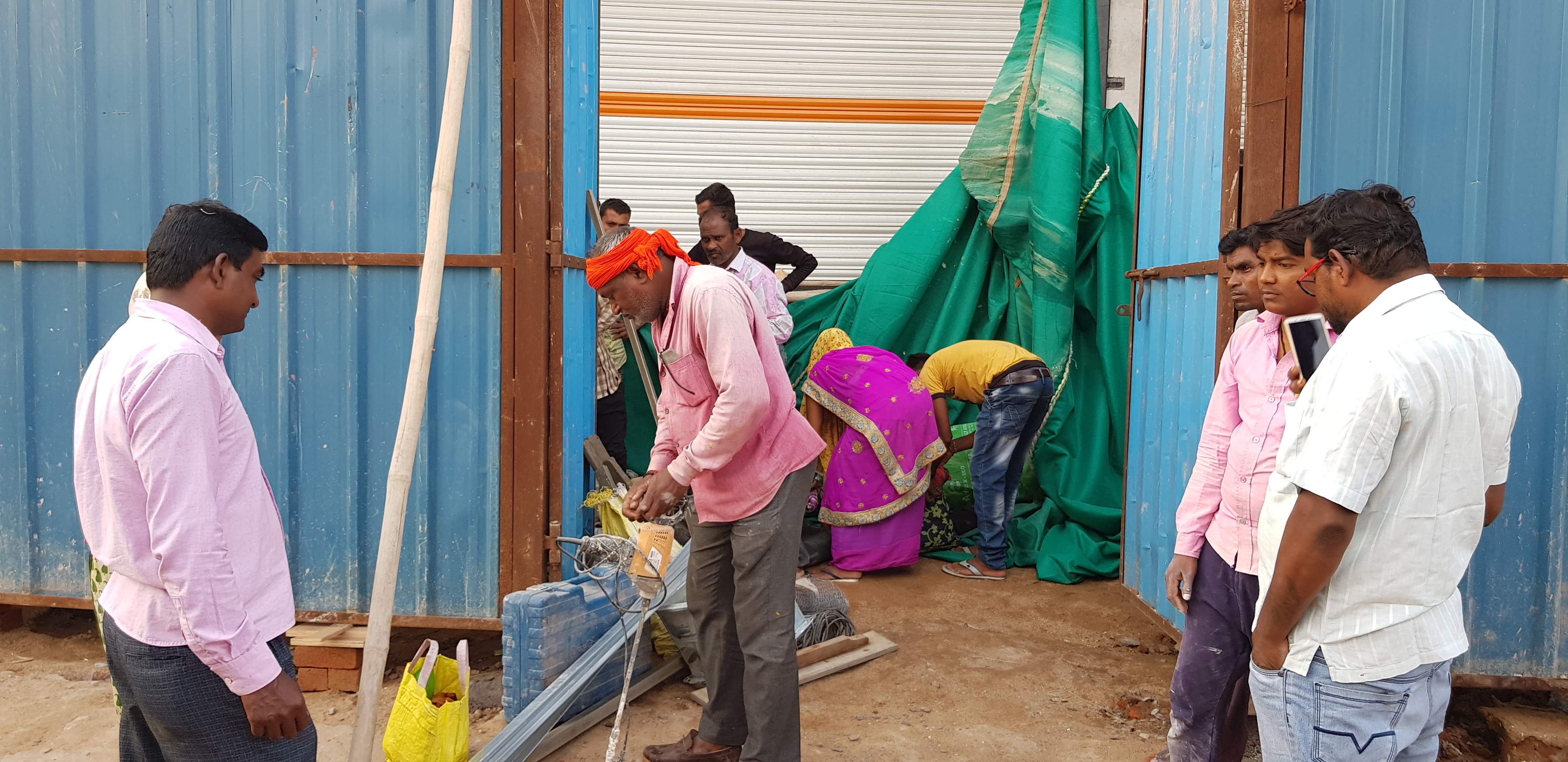 निगम अफसरों ने किया दुकान सील, सामान जब्त, विवाद की स्थिति बनी