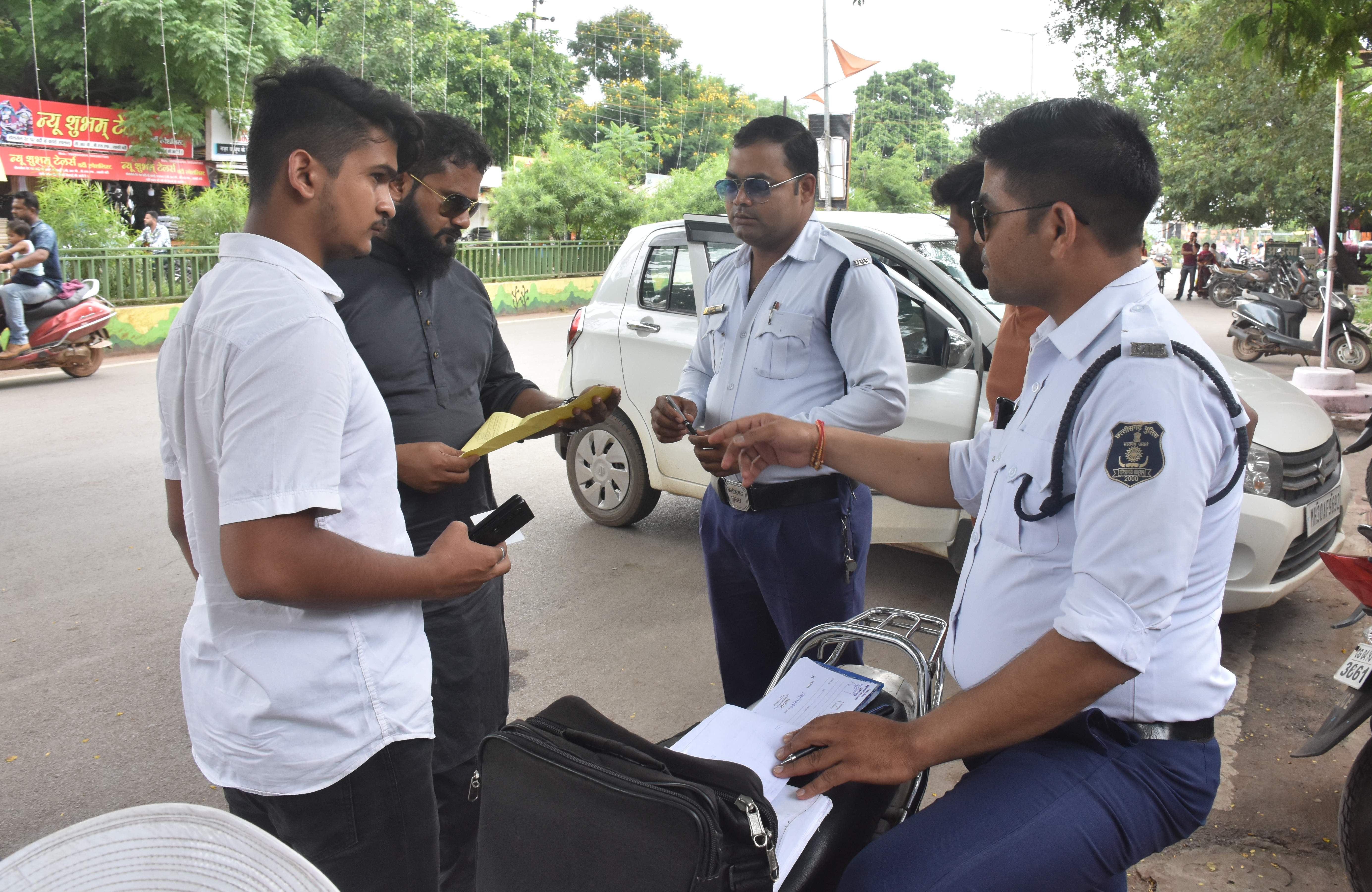 निगम के बाद ट्रैफिक पुलिस भी एक्शन में निगम के बाद ट्रैफिक पुलिस भी एक्शन में