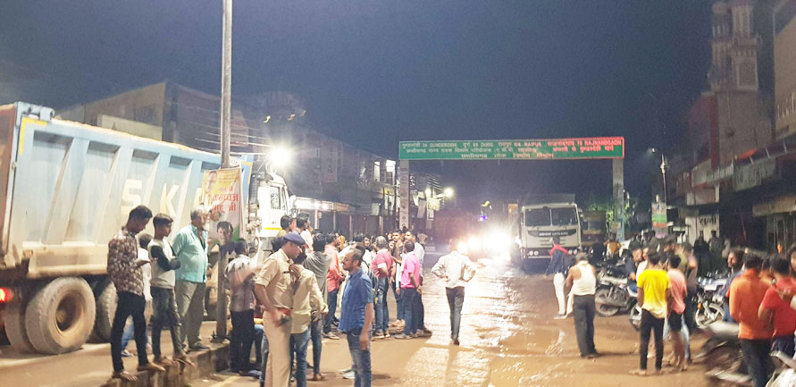 युवाओं ने रोका हाईवा, 3 घंटे चला प्रदर्शन, 4 गाड़ी जब्त