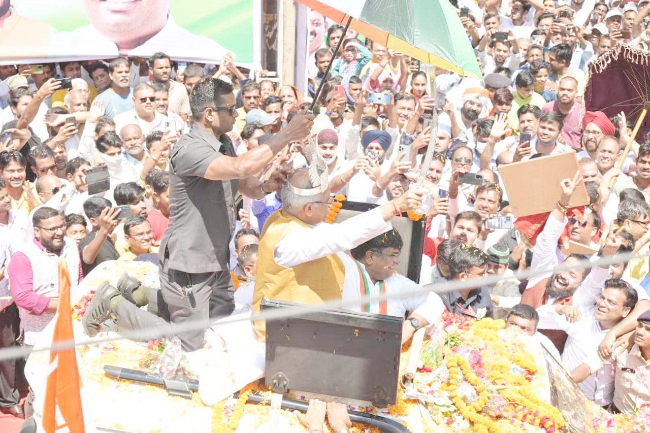 जिला उद्घाटन के लिए पहुंचे सीएम का रोड-शो, गजमाला, पुष्पवर्षा से स्वागत जिला उद्घाटन के लिए पहुंचे सीएम का रोड-शो, गजमाला, पुष्पवर्षा से स्वागत