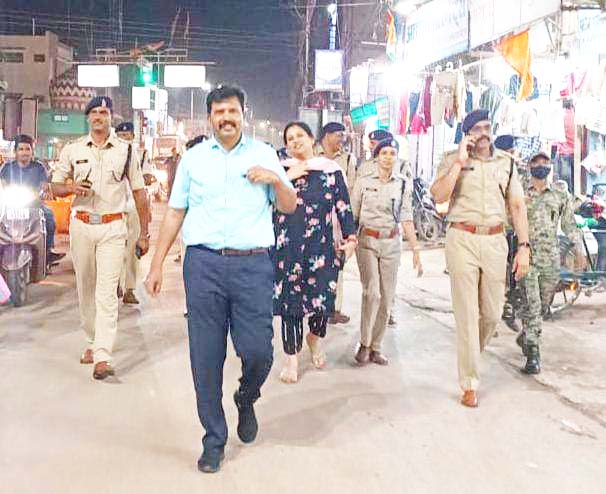 एसपी ने मकई चौक, सदर बाजार से विंध्यवासिनी मंदिर तक की पैदल पेट्रोलिंग