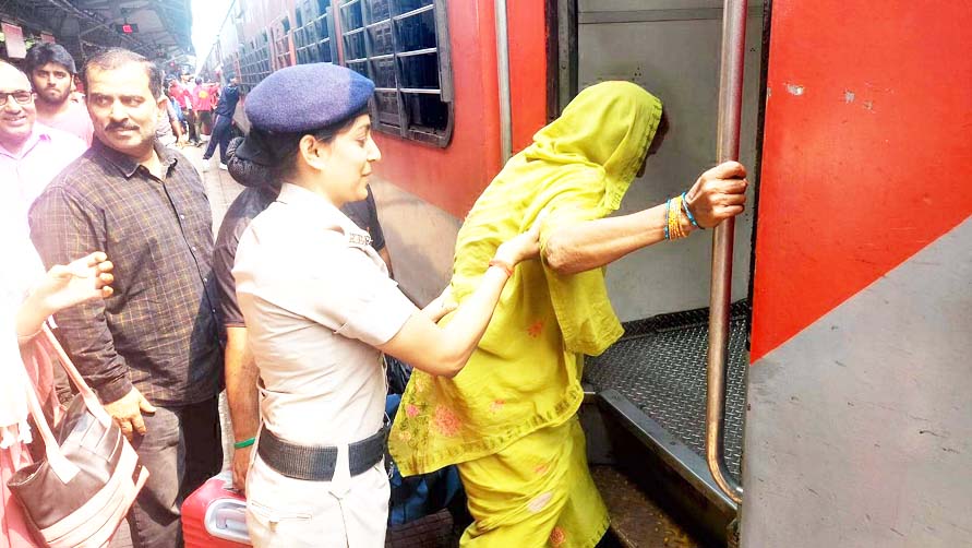 रेसुब की महिला कांस्टेबलों ने वृद्ध रेल यात्रियों को ट्रेनों में चढ़ाने की मानवीय सेवा    