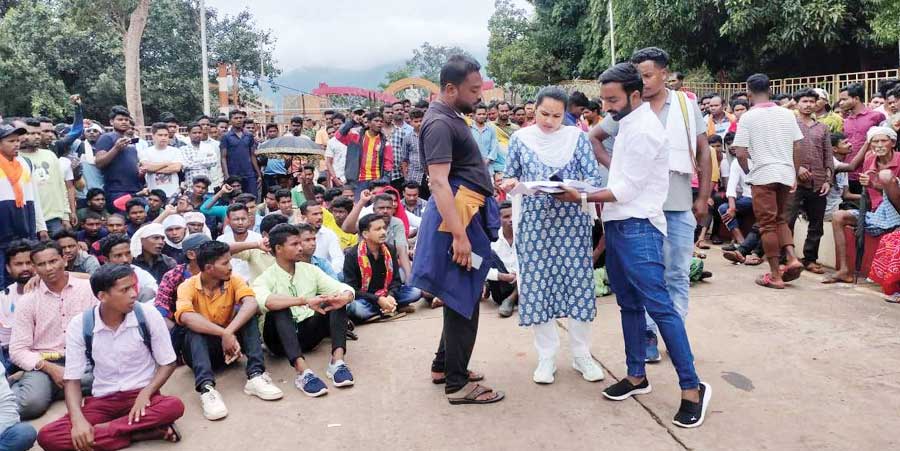 एनएमडीसी के खिलाफ आदिवासी युवाओं का प्रदर्शन दूसरे दिन भी जारी