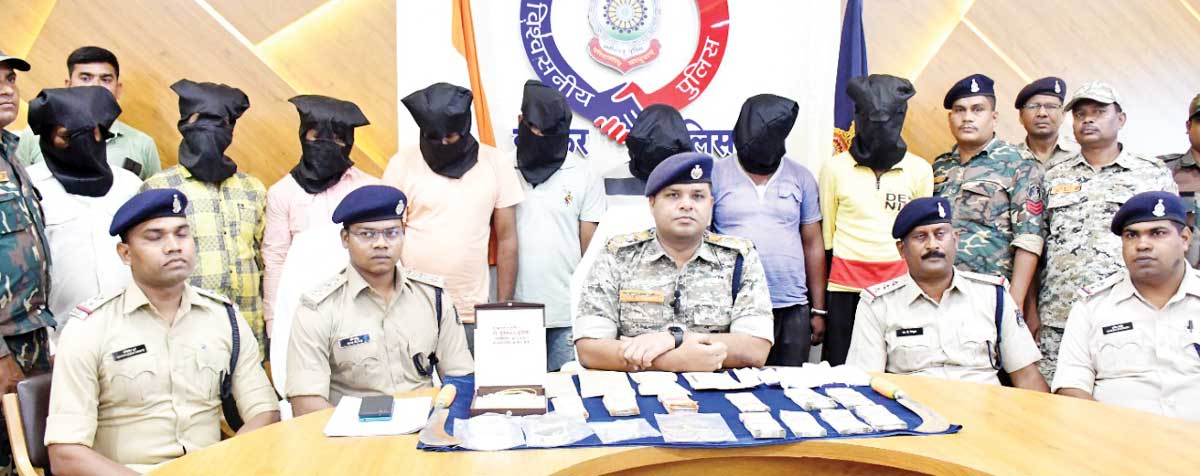 डिप्टी रेंजर के घर लूट के 8 आरोपी गिरफ्तार डिप्टी रेंजर के घर लूट के 8 आरोपी गिरफ्तार