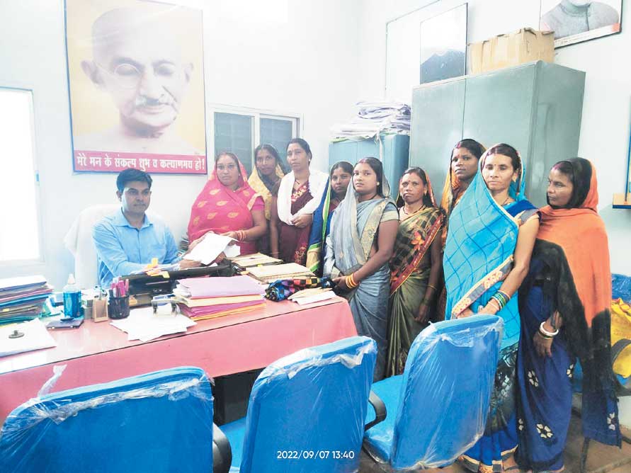 मनमानी का आरोप, स्व सहायता समूह की महिलाओं ने की बीआरसी की शिकायत