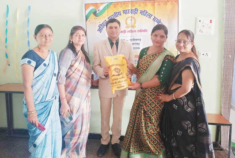  अभामा महिलाओं  ने स्कूली बच्चों को नेत्र जागरूकता बैग बांटे