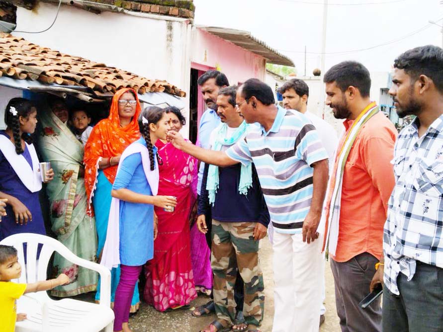 महादेव नगर में दवा खिलाने का अभियान शुरू महादेव नगर में दवा खिलाने का अभियान शुरू