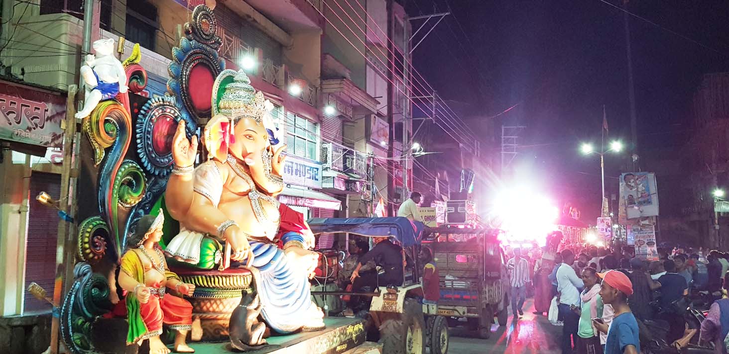 नम आंखों से गणपति बप्पा को भक्तों ने दी विदाई...