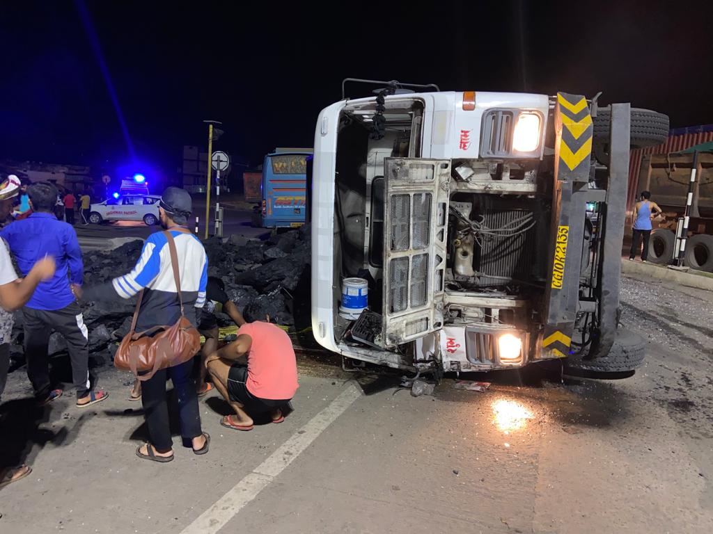  तेज रफ्तार बस से टकराकर पलटा कोयले से भरा ट्रेलर, चालक की मौत,  3 घायल