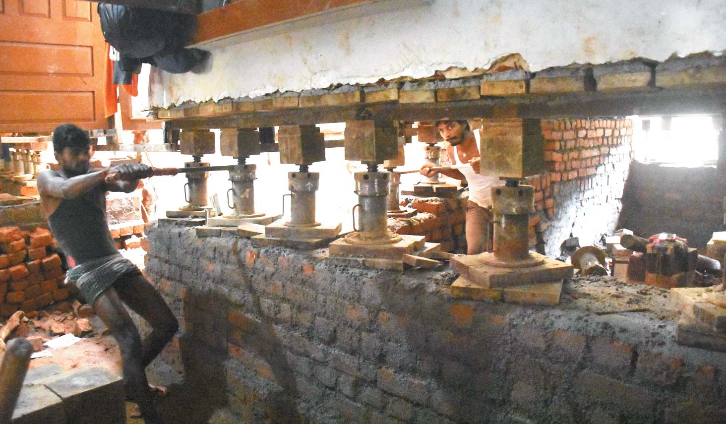 बढ़ रहा हाऊस लिफ्टिंग का चलन, चौबे कॉलोनी में दी जा रही मकान पर जैक से ऊंचाई बढ़ रहा हाऊस लिफ्टिंग का चलन, चौबे कॉलोनी में दी जा रही मकान पर जैक से ऊंचाई