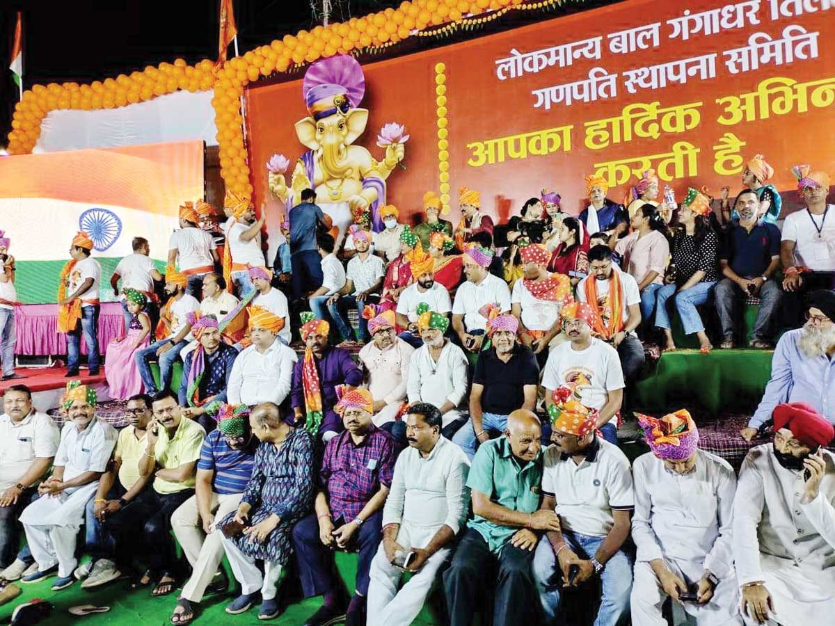 गणपति बप्पा की झांकियों ने मन मोहा रंगारंग कार्यक्रम का आयोजन