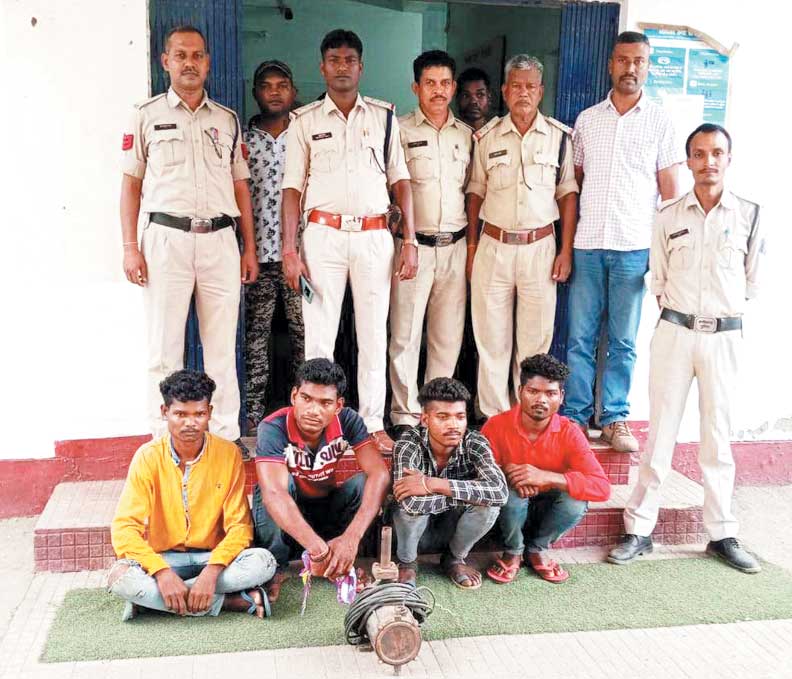 चोरी की छड़ व टूल्लू पंप के साथ 4 आरोपी गिरफ्तार