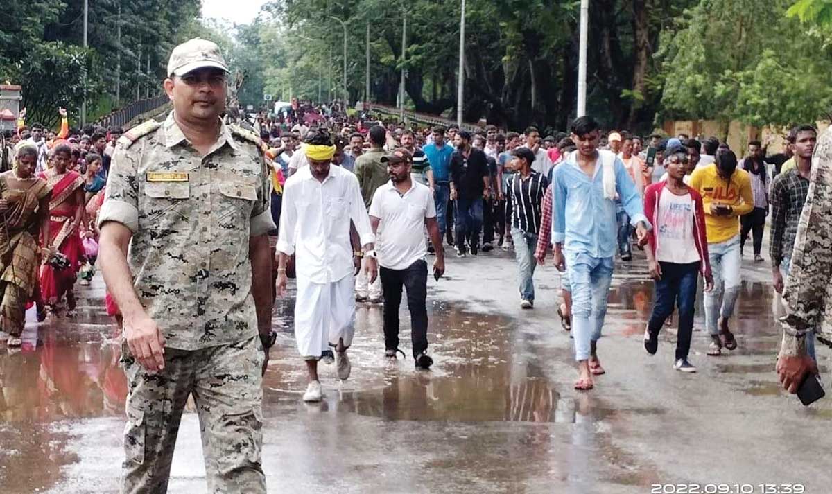 एनएमडीसी के खिलाफ आदिवासी युवाओं का प्रदर्शन तीसरे दिन भी जारी, निकली रैली एनएमडीसी के खिलाफ आदिवासी युवाओं का प्रदर्शन तीसरे दिन भी जारी, निकली रैली