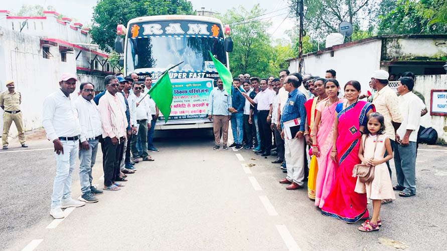 60 किसानों के दल को कलेक्टर ने हरी झंडी दिखाकर किया रवाना