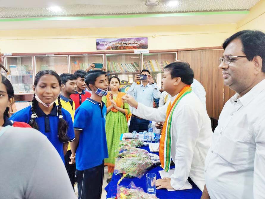 जशपुर विधायक ने बच्चों को खिलाई एलबेंडाजॉल की गोली