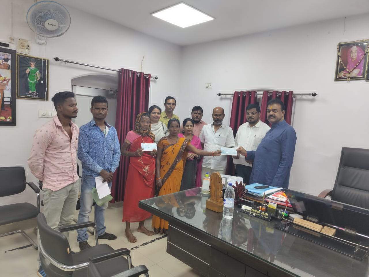 रेखचंद के प्रयासों से आकस्मिक दुर्घटना में मृत दो छात्रों को मिली दो लाख की आर्थिक सहायता