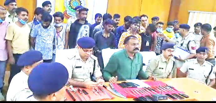 झांकी की भीड़ में चाकू से लैस चार दर्जन युवक पकड़ाए झांकी की भीड़ में चाकू से लैस चार दर्जन युवक पकड़ाए
