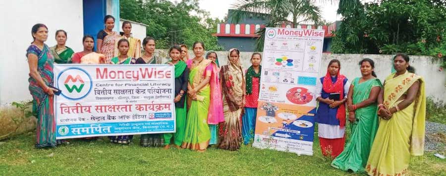 ग्रामीणों को ठगी से बचने के बताए तरीके