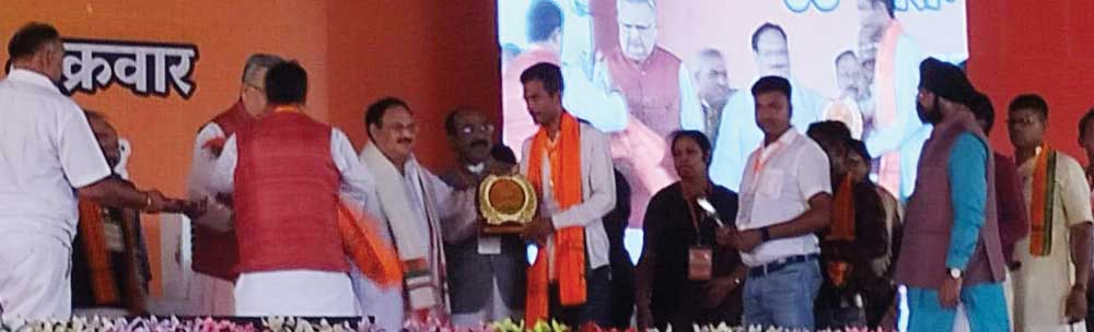 बूथ अध्यक्ष सर्वेश का भाजपा राष्ट्रीय अध्यक्ष ने किया सम्मान