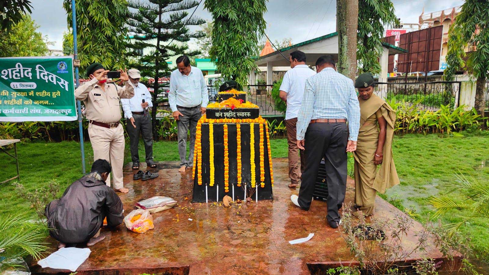 शहीद वनकर्मियों को किया याद, परिवार को किया सम्मानित