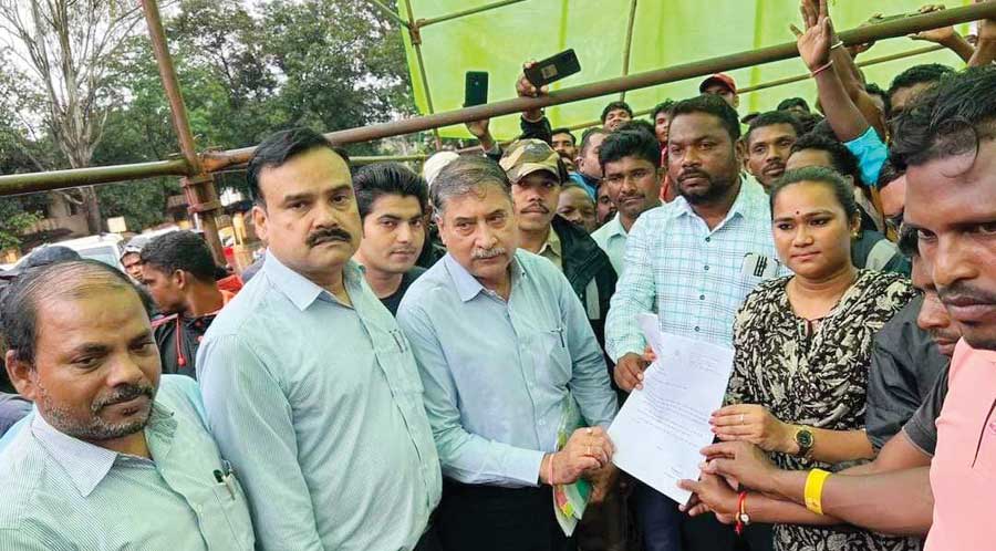 सप्ताह के अंदर मांगों परविचार, एनएमडीसी के खिलाफ आंदोलन चौथे दिन खत्म