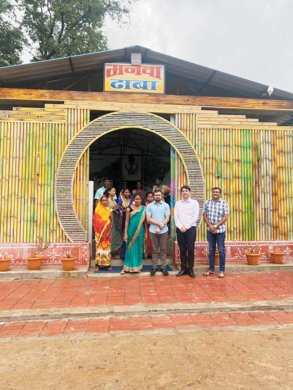 कलेक्टर ने मनवा ढाबा में महिलाओं को सराहा, व्यंजनों का लिया जायका