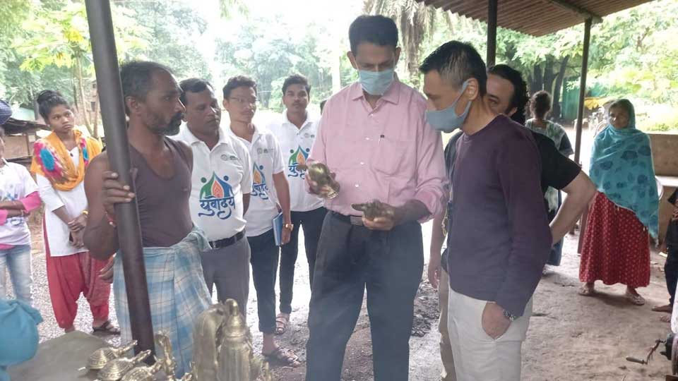 यूनिसेफ के प्रमुख किमोरा ने एर्राकोट में बेलमेटल बनाते देखा