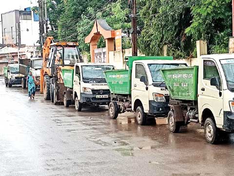 सफाई गाडिय़ों के ड्राइवर हड़ताल पर बैठे सफाई गाडिय़ों के ड्राइवर हड़ताल पर बैठे