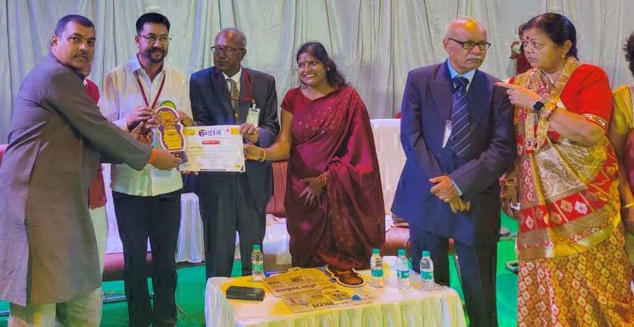 उत्कृष्ट कार्य करने के लिए सुरेन्द्र का सम्मान